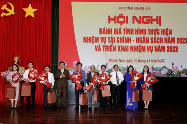 Lãnh đạo tỉnh tặng quà cho các cơ quan, đơn vị 